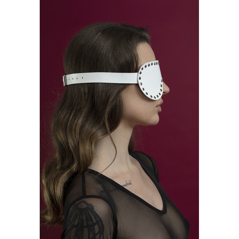 Маска на очі з заклепками Feral Feelings - Blindfold Mask, натуральна шкіра, біла
